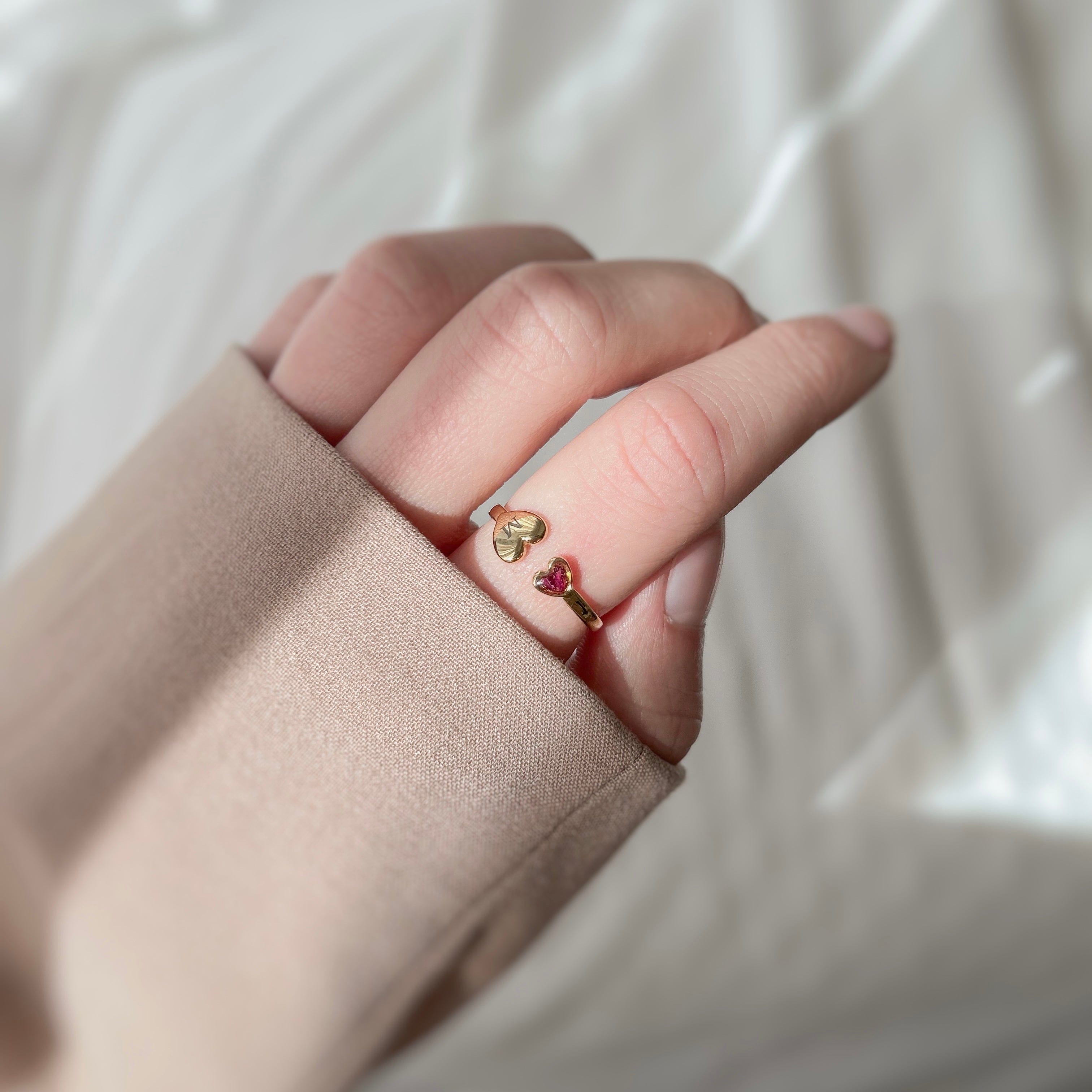 Bague en acier inoxydable avec un cœur gravable et un cœur vide personnalisable avec fleurs séchées ou cendres. Taille réglable.