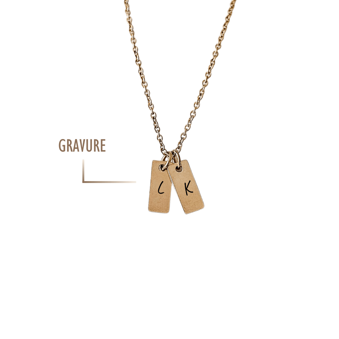 Collier en acier inoxydable personnalisable avec la gravure d’initiales ou de symboles. Disponible en plusieurs formes : rectangle, cœur, ovale, rond.