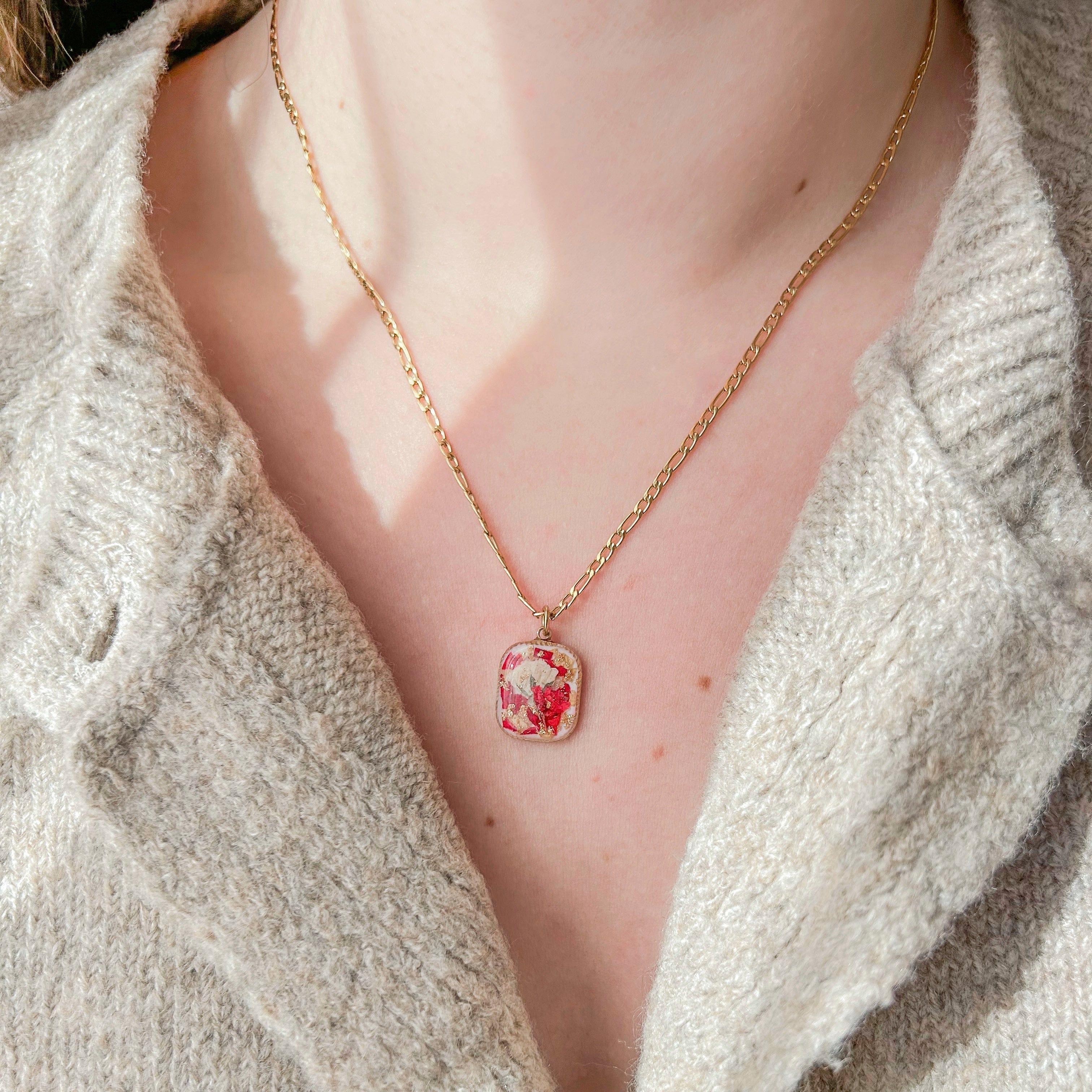 "Collier avec pendentif rectangulaire en acier inoxydable, personnalisable avec des fleurs séchées sur le devant et une gravure personnalisée au dos (texte, initiales, symboles ou date). Un bijou unique idéal pour un mariage, une commémoration ou un souvenir spécial.