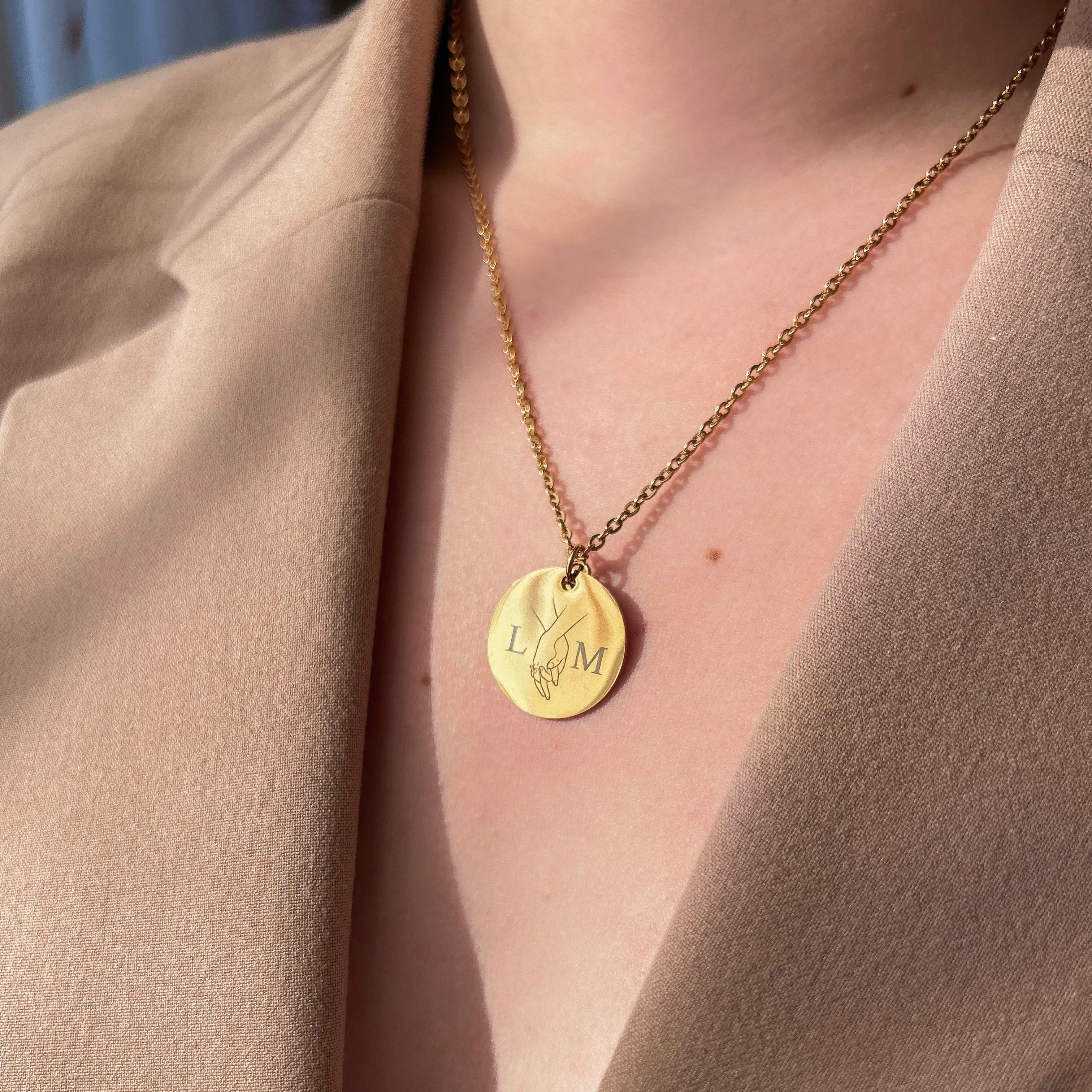 Collier rond en acier inoxydable, diamètre 2 cm, personnalisable avec une gravure au dos : texte, symbole, date ou photo.