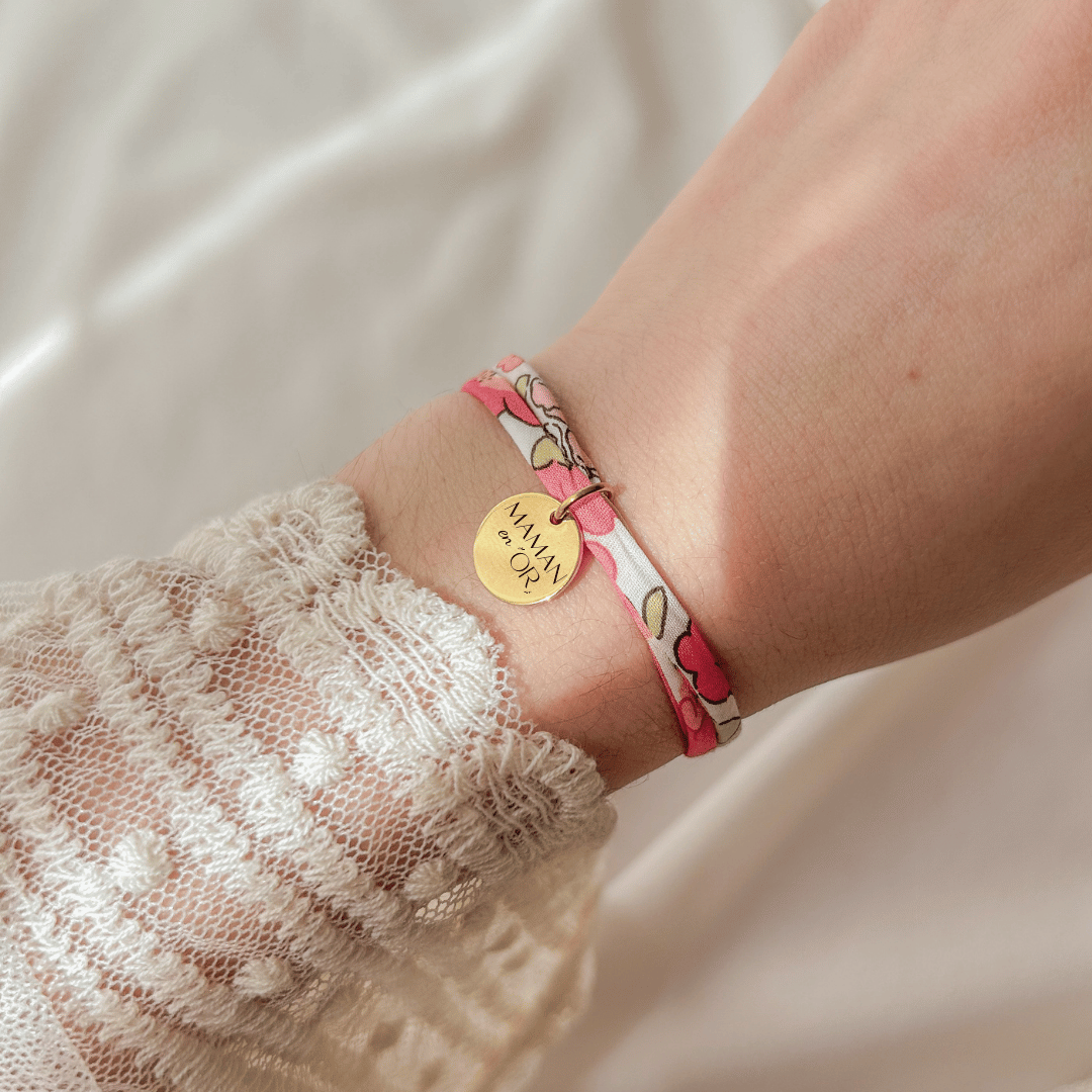 Bracelet Liberty avec cordon en coton et médaille en acier inoxydable à graver, personnalisable avec prénom, date, initiales ou symbole